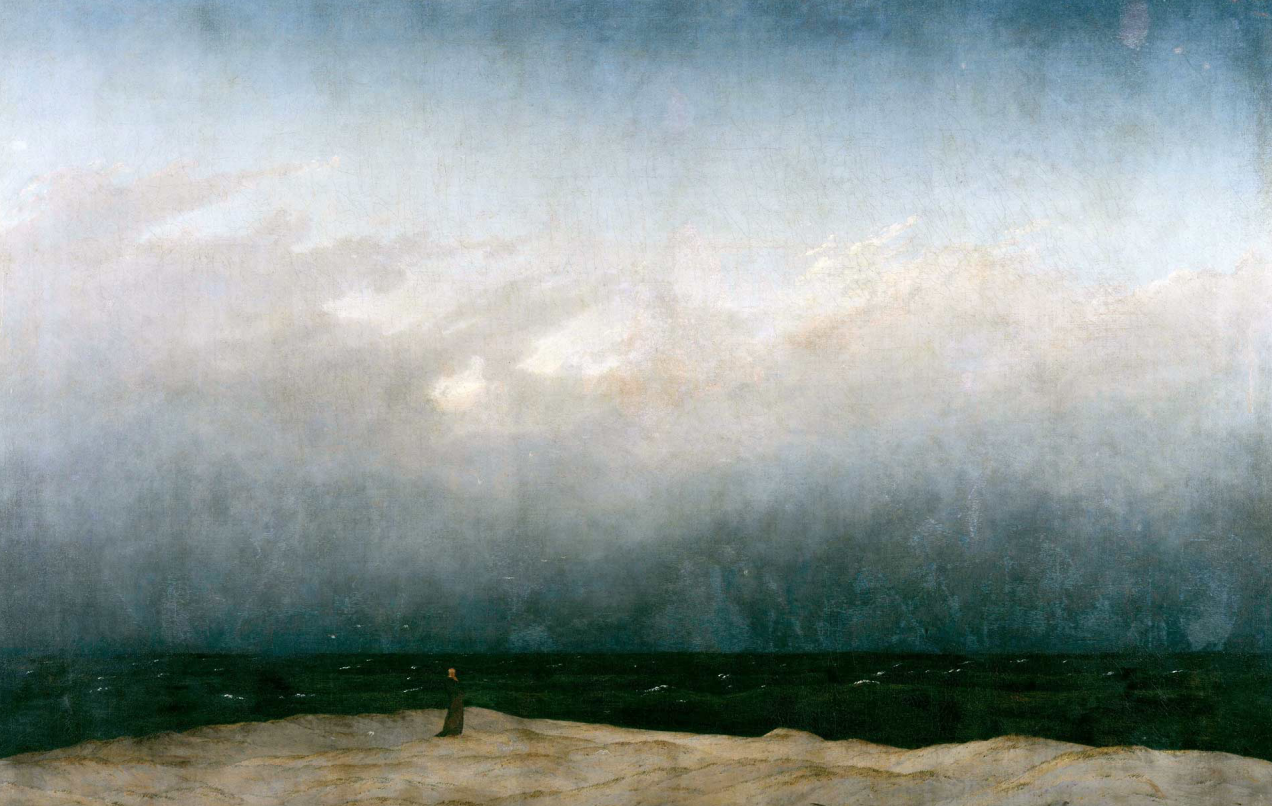 Kleine Gestalt am Strand vor dunklem Meer unter einem weiten, wolkenverhangenen Himmel.